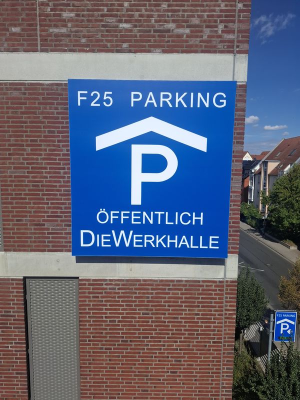 Der fertige Leuchtkasten an der Fassade des Parkhausesf ür die  Höbig Grundstücksverwaltung fertig montiert und installiert. Durch die gut sichtbare Positionierung ist die Beschilderung auch aus größerer Entfernung in Rüsselsheim wahrnehmbar. 