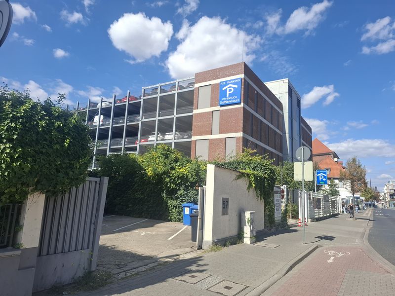 Der fertige Leuchtkasten an der Fassade des Parkhausesf ür die  Höbig Grundstücksverwaltung fertig montiert und installiert. Durch die gut sichtbare Positionierung ist die Beschilderung auch aus größerer Entfernung in Rüsselsheim wahrnehmbar. 