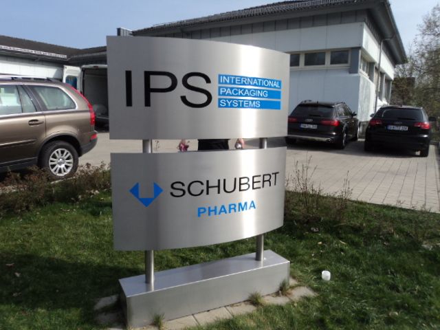 Edelstahl-Firmenpylon Die Kombination aus gebürstetem Metall, klarer Typografie und gezielten Farbakzenten sorgt für eine professionelle Außenwirkung. Der Pylon dient Besuchern, Kunden und Geschäftspartnern als Orientierungshilfe und kennzeichnet den Unternehmensstandort bereits bei der Zufahrt.