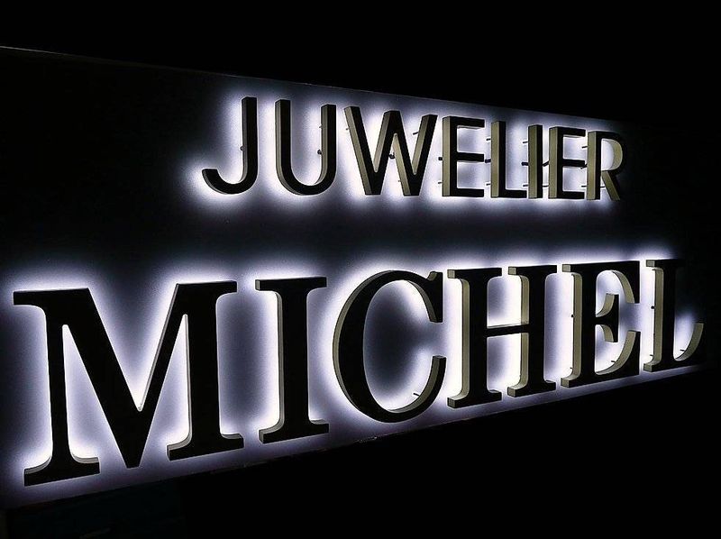 In der Haube verschwinden die Kabel, und Netzgeräte, so das nur der Juwelier zu lesen ist. Durch das Reflektionslicht auf der Rückwand entsteht ein starker hell dunkel Kontrast, der gut lesbar ist. Durch die Rückbeleuchtung in den Buchstaben gibt es ein Lichteffekt der besonders edel wirkt und gibt den Geschäft einen besonderen Charakter.