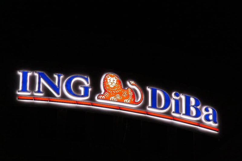 Die Dachwerbeanlage der ING-Diba Bank besteht aus Elementen, die in Profil 8 hergestellt wurden. Die Buchstaben sind aus  TruLed Plexiglas und mit Folie kaschiert.  Die Schrift mit dem Logo wurde mit Frontleuchten und Zargenleuchten bestückt, wobei der rote Unterstrich einen Rückleuchten-Character hat.